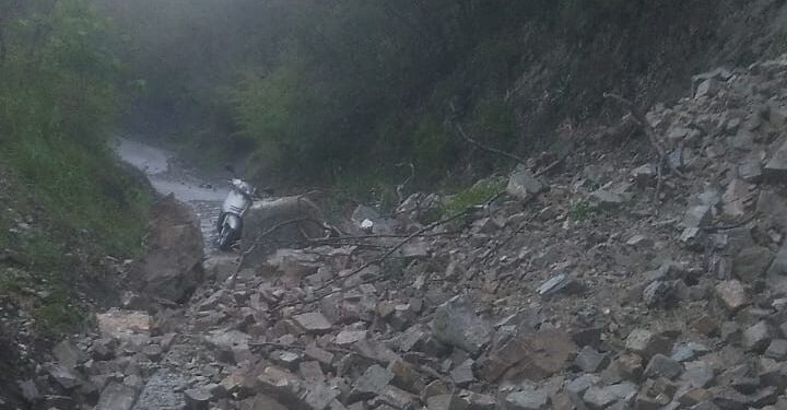Deslizamiento de tierra ha dejado incomunicada a la comunidad Los Martínez