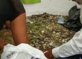 VIDEO-De uno a uno: empresario y politico paga RD$136 mil de demanda laboral en monedas de un peso