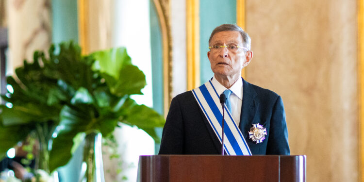 Presidente Abinader condecora al excanciller Roberto Álvarez con la Orden del Mérito de Duarte, Sánchez y Mella, en el grado de Gran Cruz, placa de plata