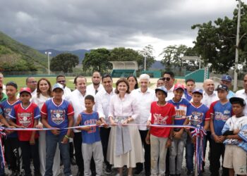 Se acabaron los cumpleaños: vicepresidenta entrega play de softbol en Sabana Larga