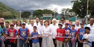 Se acabaron los cumpleaños: vicepresidenta entrega play de softbol en Sabana Larga